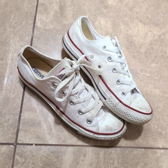 White Converse Chuck Taylors - Picture 1 of 3